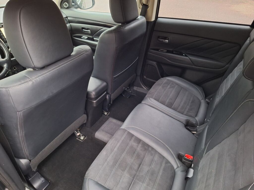 Mitsubishi Outlander PHEV 2016 Musta