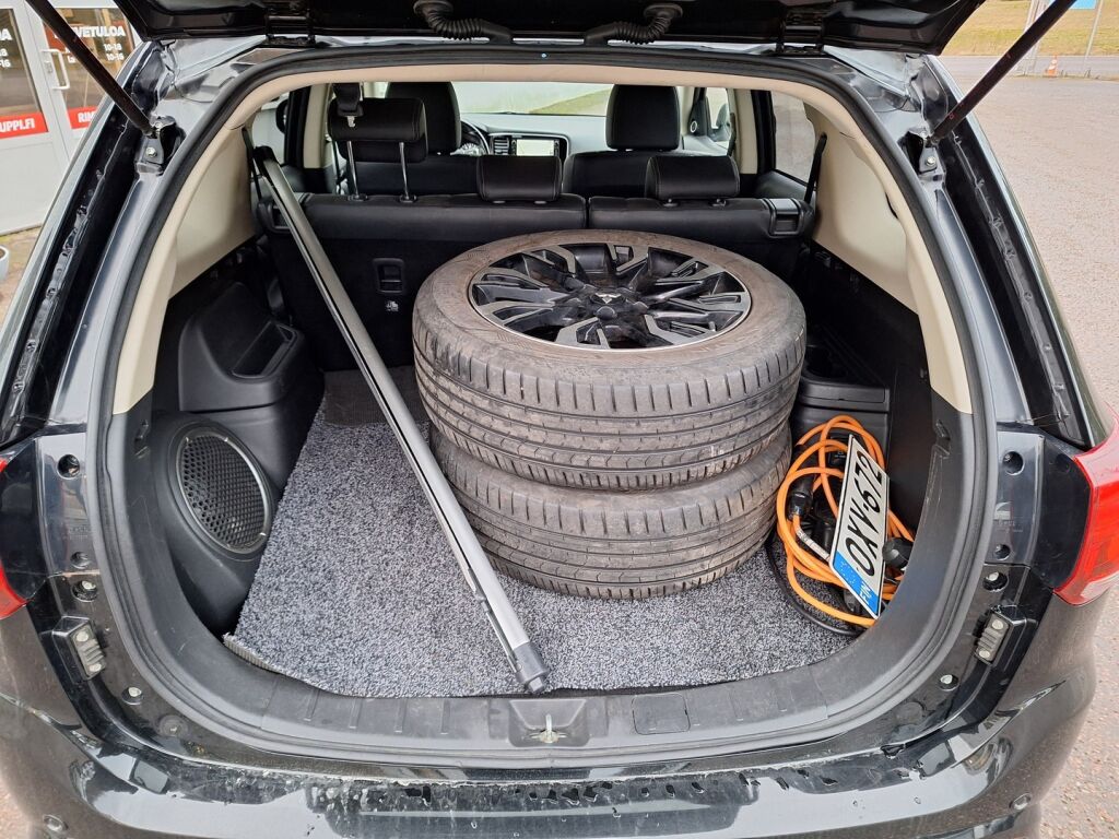 Mitsubishi Outlander PHEV 2016 Musta