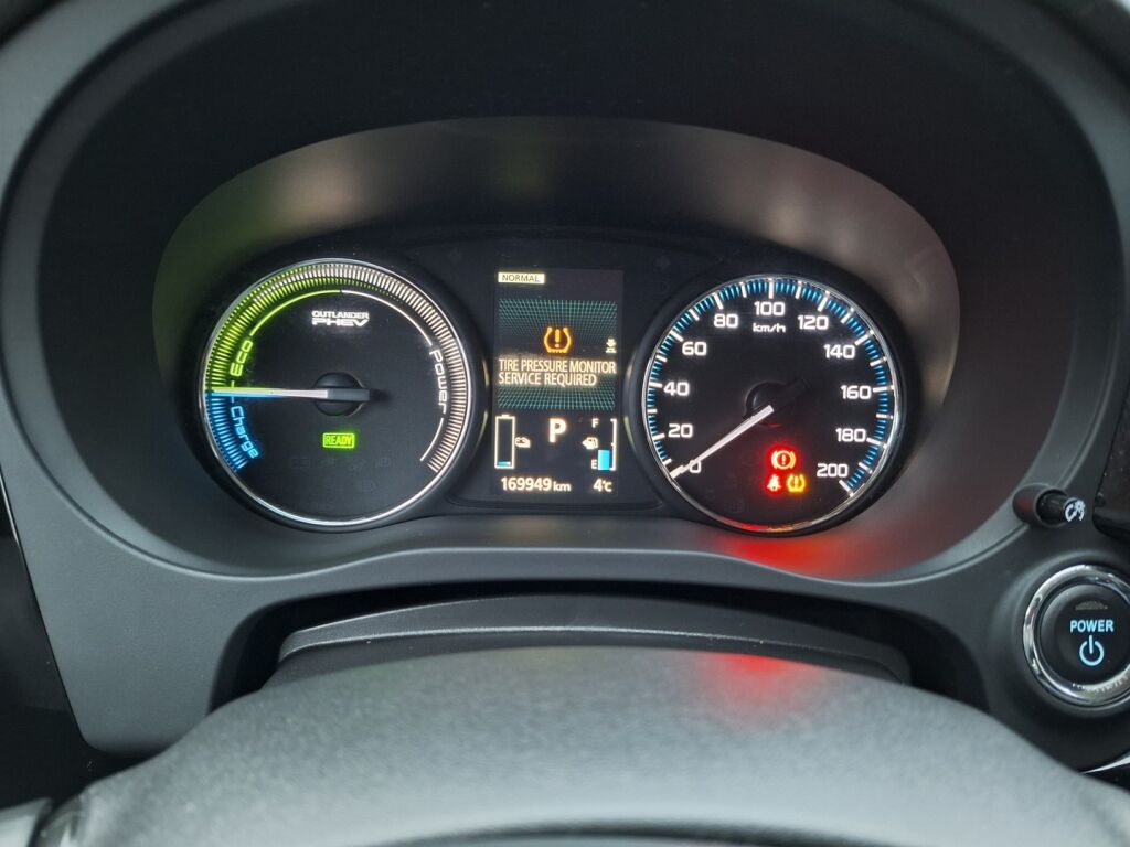 Mitsubishi Outlander PHEV 2016 Musta