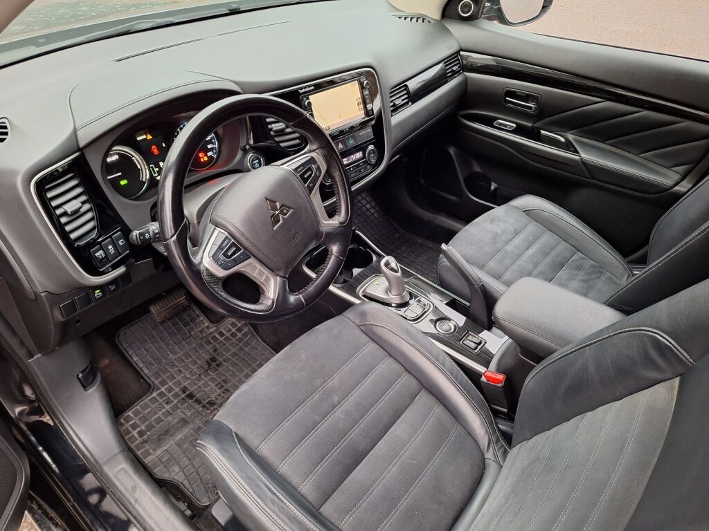 Mitsubishi Outlander PHEV 2016 Musta