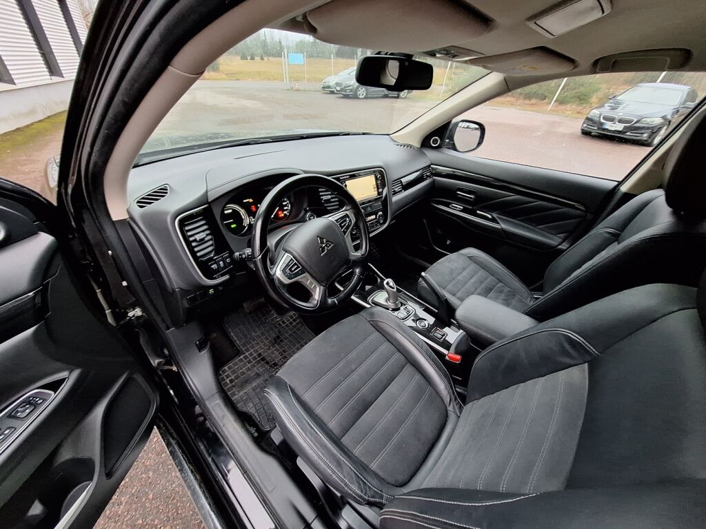 Mitsubishi Outlander PHEV 2016 Musta