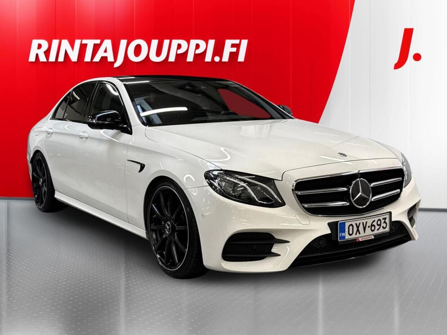 Valkoinen Mercedes-Benz E