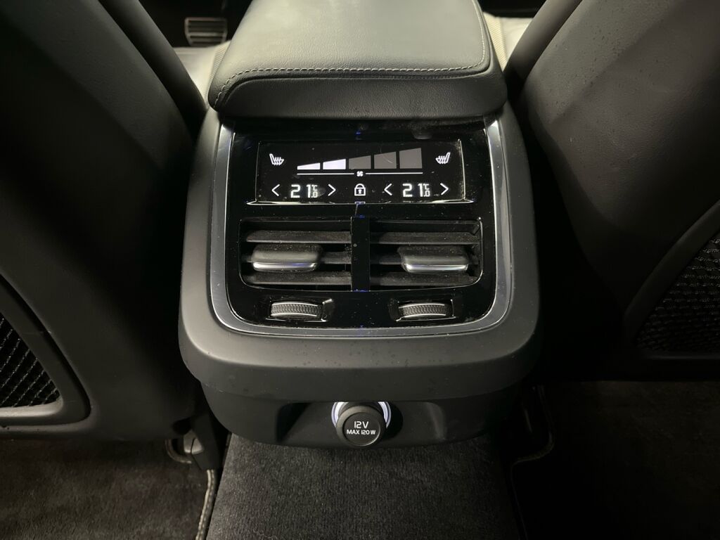 Volvo V60 2020 Musta