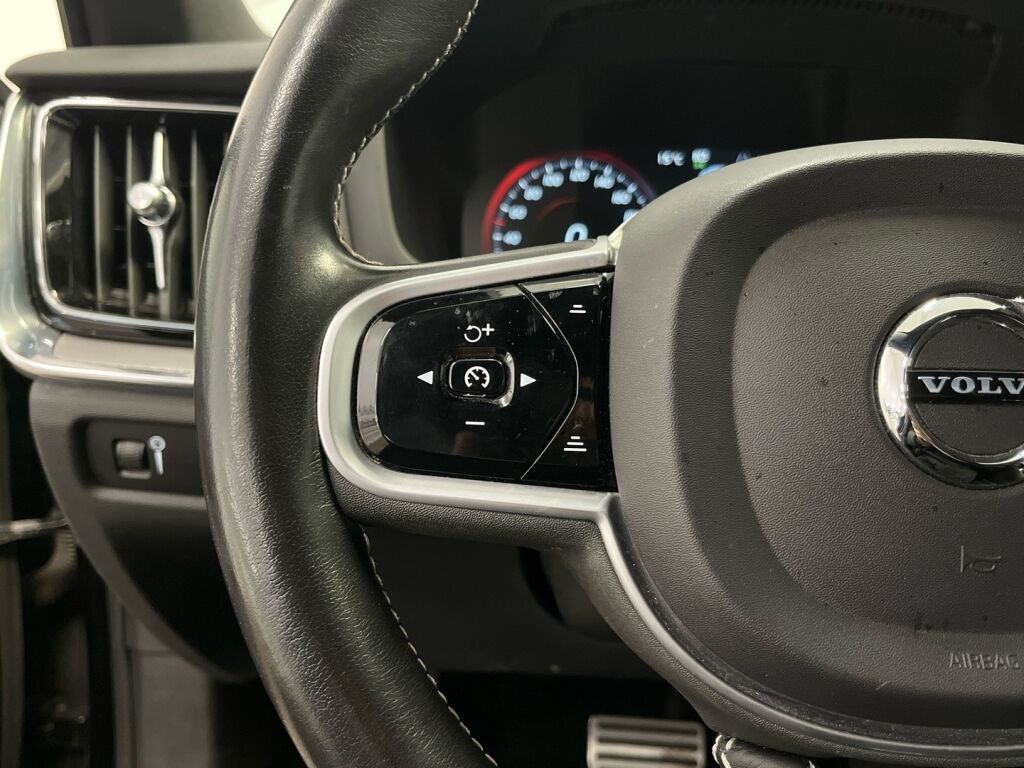 Volvo V60 2020 Musta