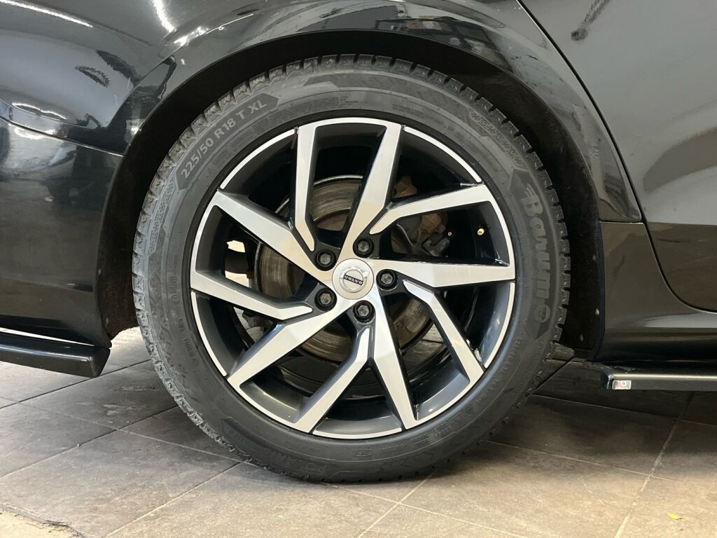 Volvo V60 2020 Musta