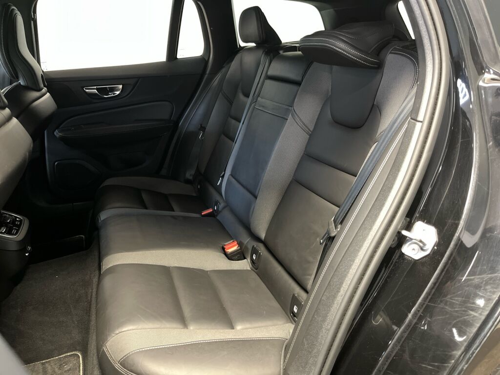 Volvo V60 2020 Musta