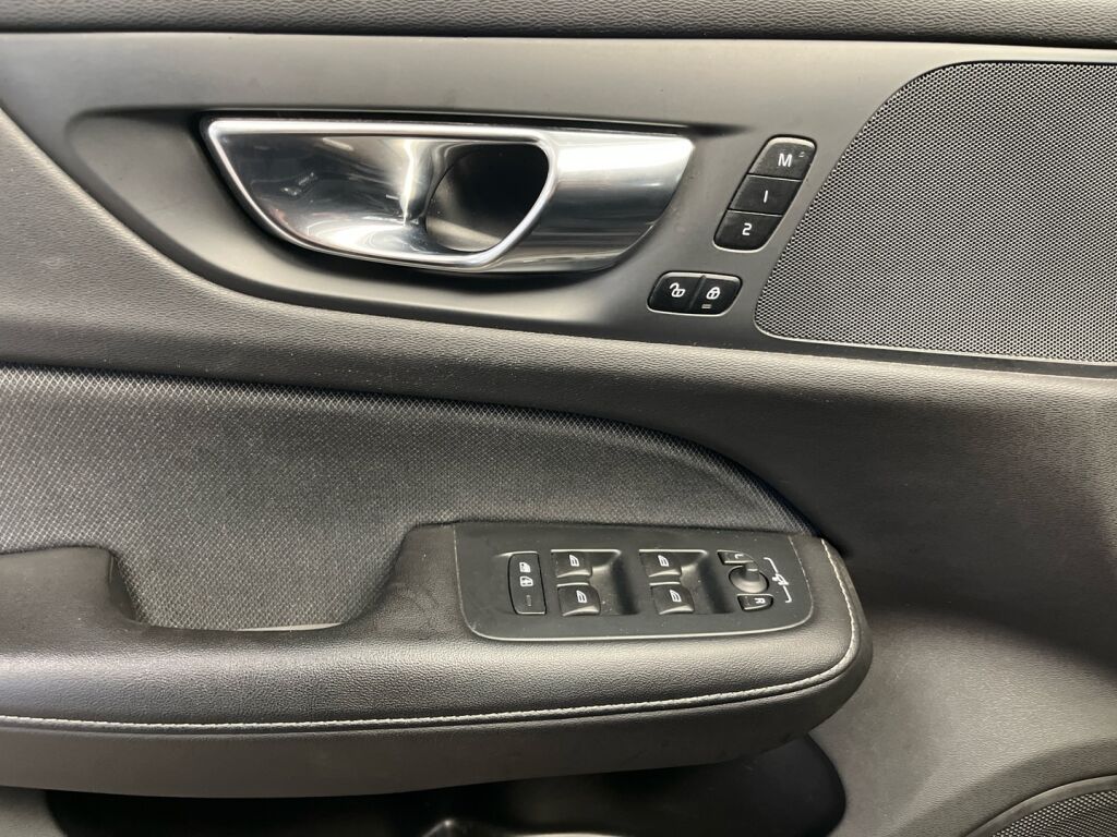 Volvo V60 2020 Musta