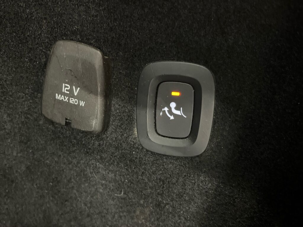 Volvo V60 2020 Musta