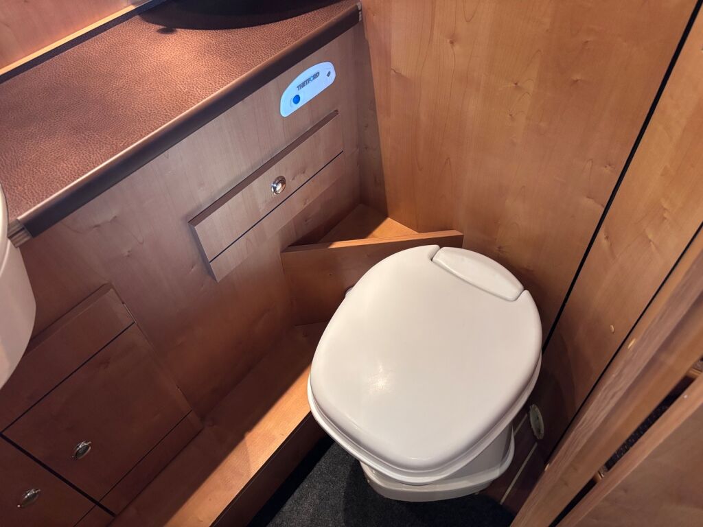 Rapido 7086F 2008 Harmaa