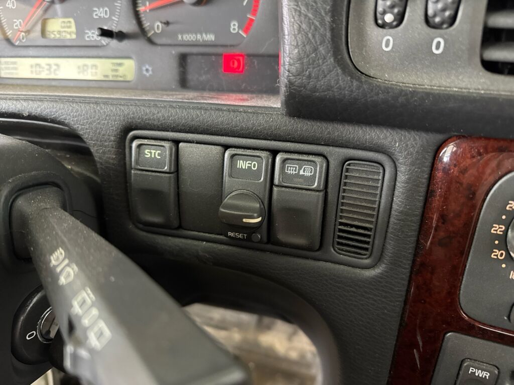 Volvo V70 2000 Punainen