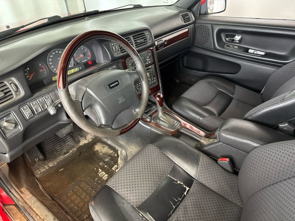 Volvo V70 2000 Punainen