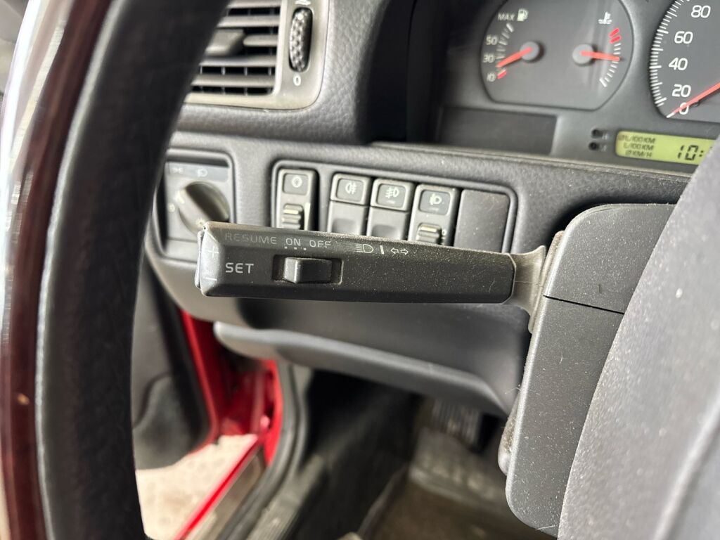 Volvo V70 2000 Punainen