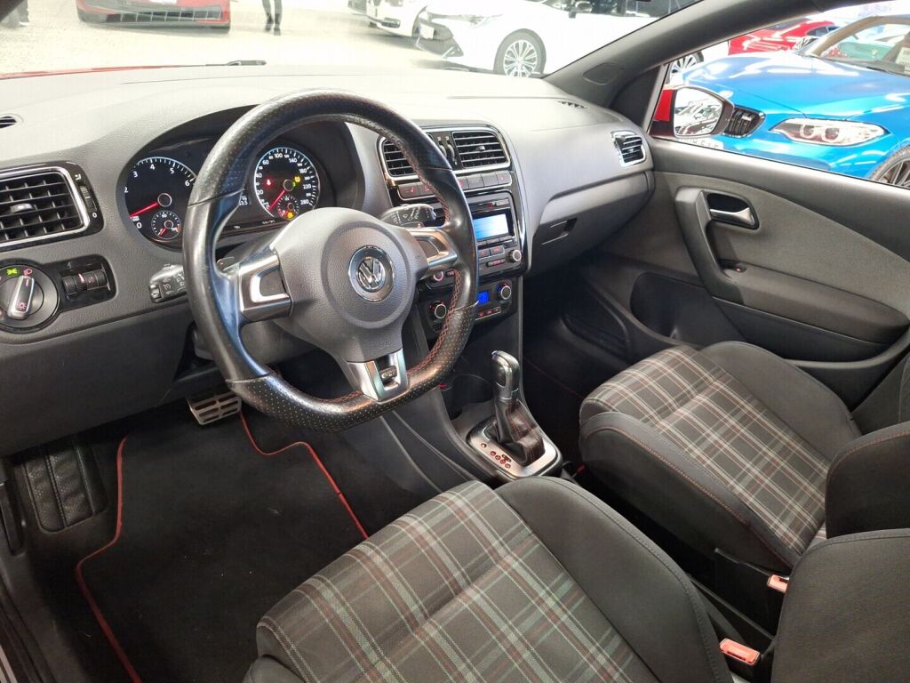 Volkswagen Polo 2011 Punainen