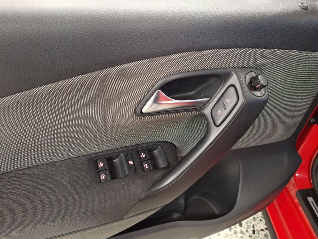 Volkswagen Polo 2011 Punainen