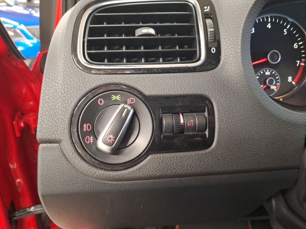 Volkswagen Polo 2011 Punainen