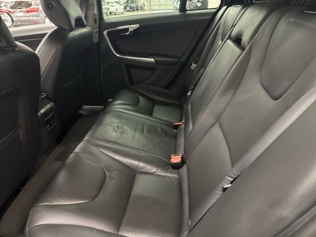 Volvo V60 2011 Musta