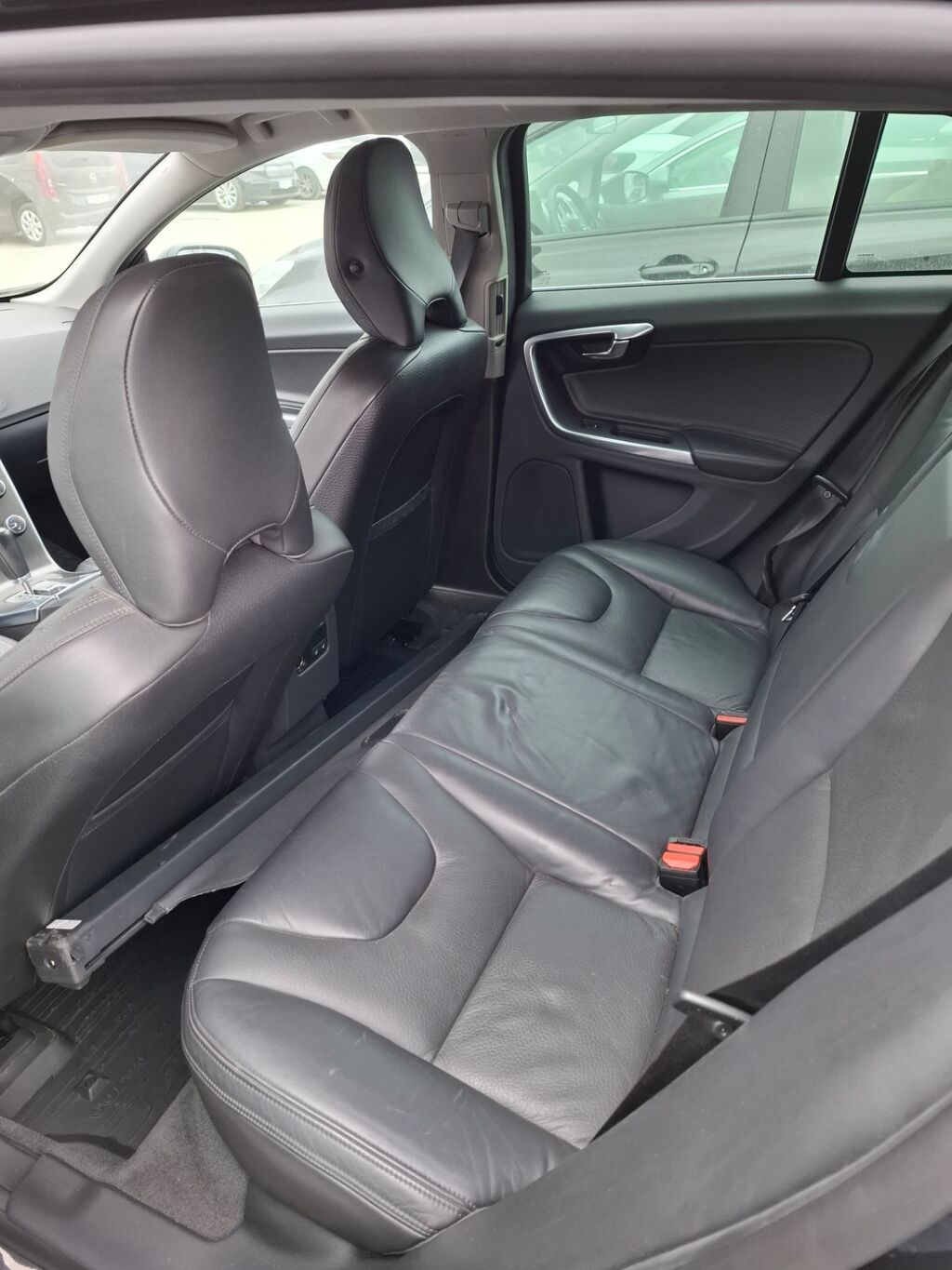 Volvo V60 2011 Musta