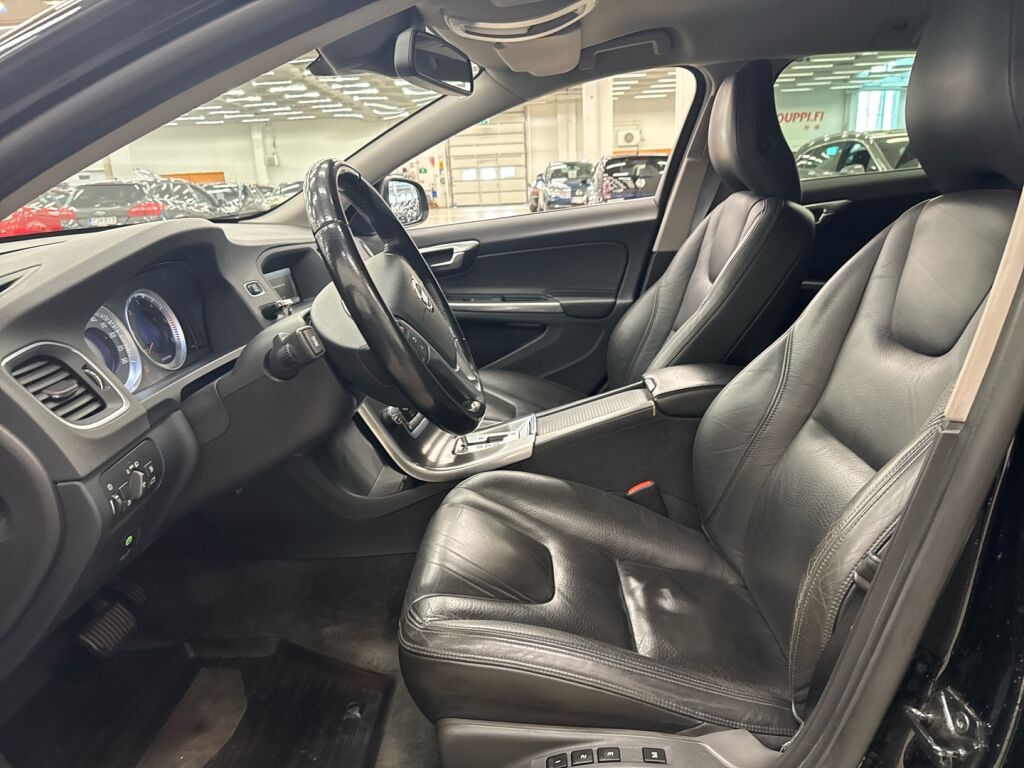 Volvo V60 2011 Musta