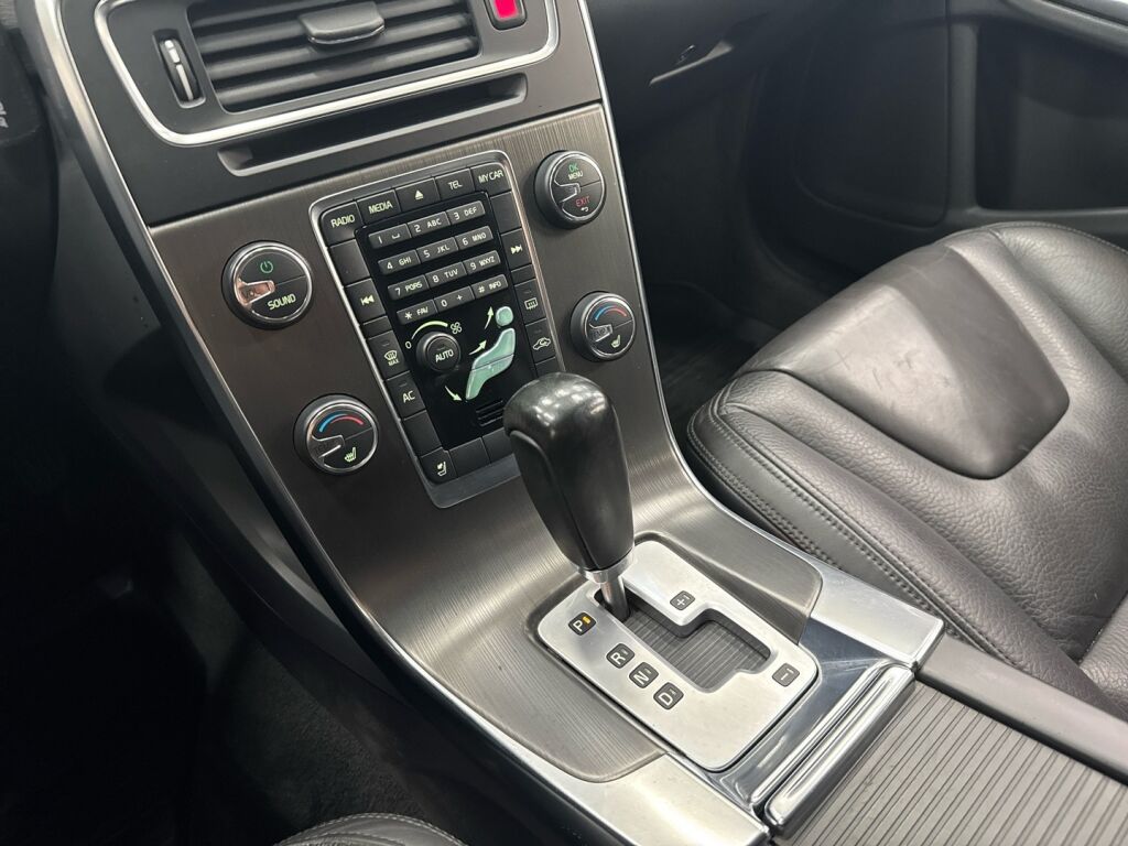 Volvo V60 2011 Musta