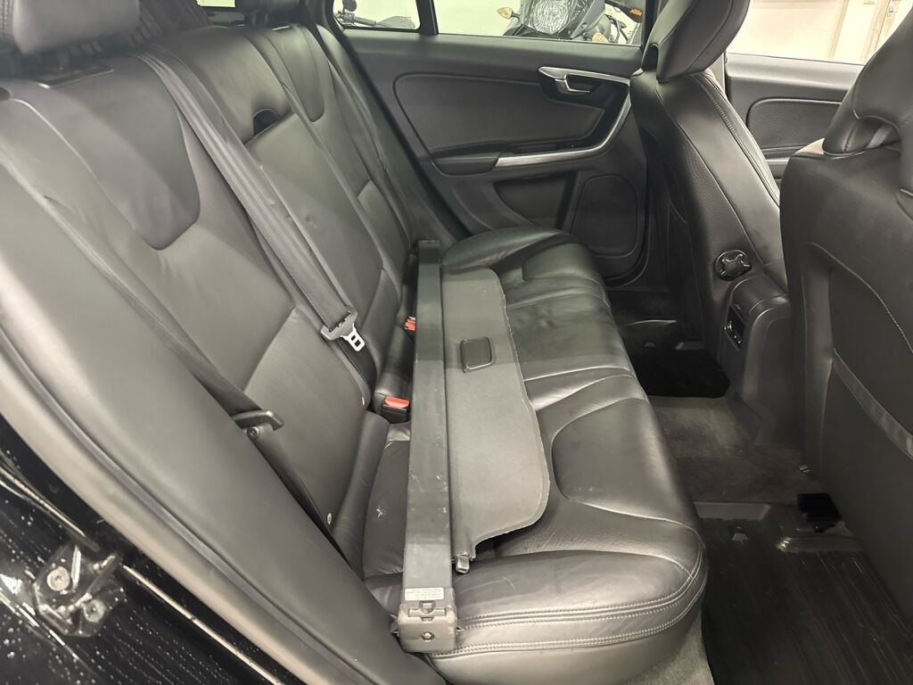 Volvo V60 2011 Musta