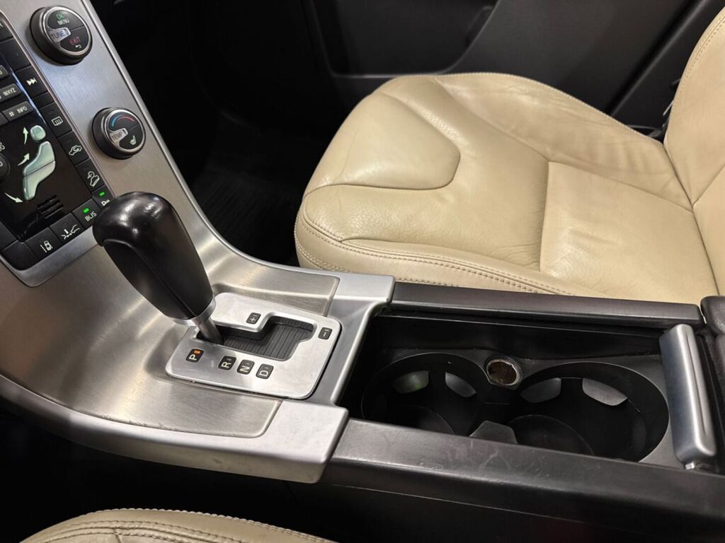 Volvo XC60 2011 Musta