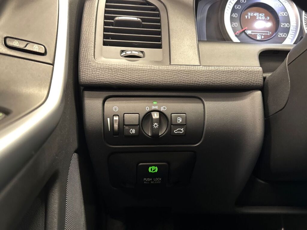 Volvo XC60 2011 Musta