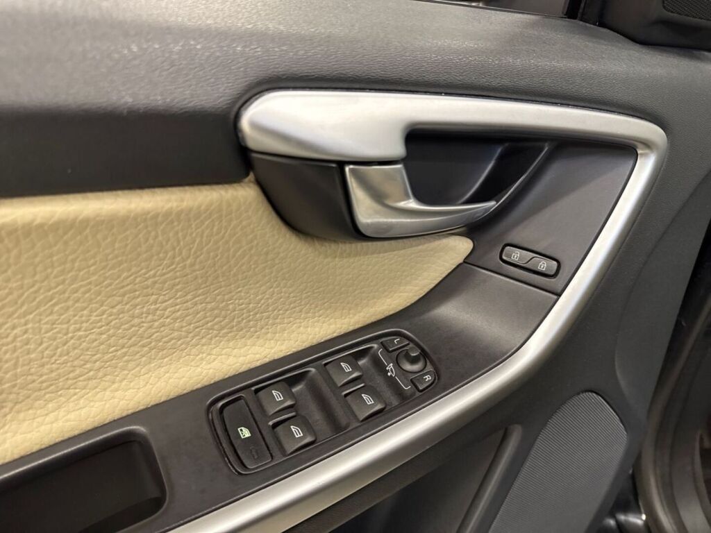 Volvo XC60 2011 Musta