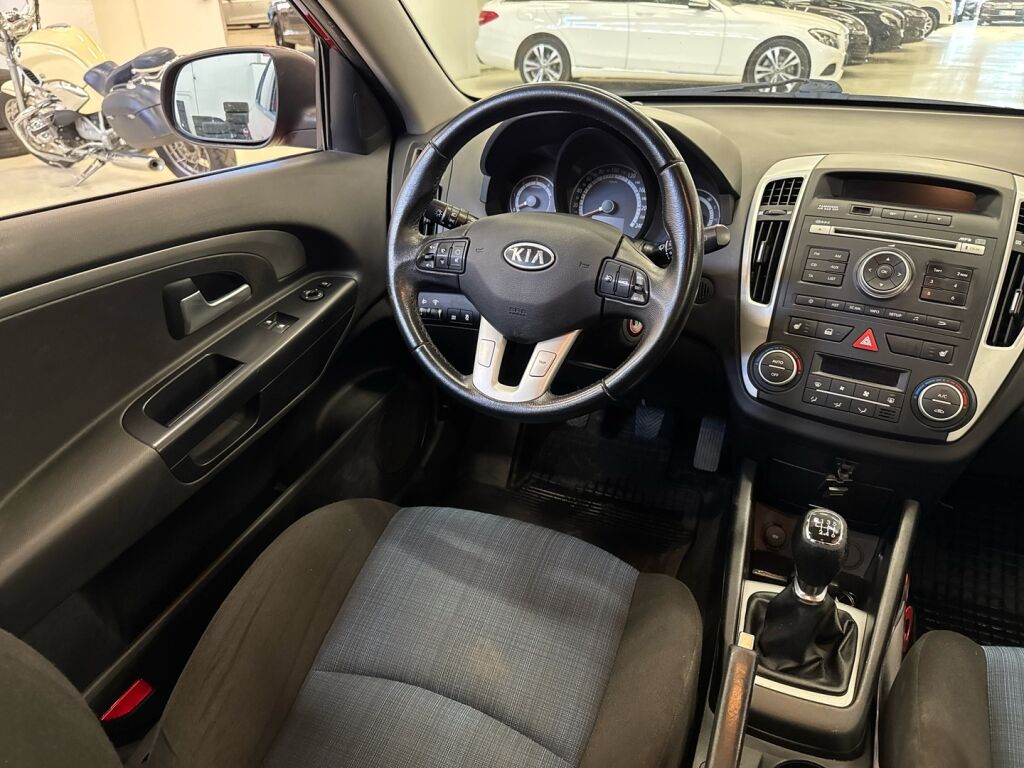 Kia Ceed 2011 Punainen