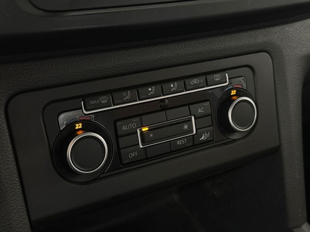 Volkswagen Amarok 2011 Musta