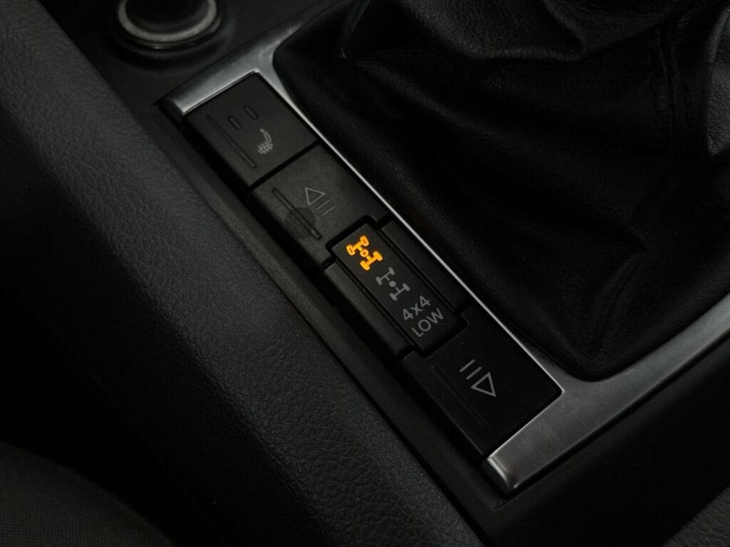 Volkswagen Amarok 2011 Musta