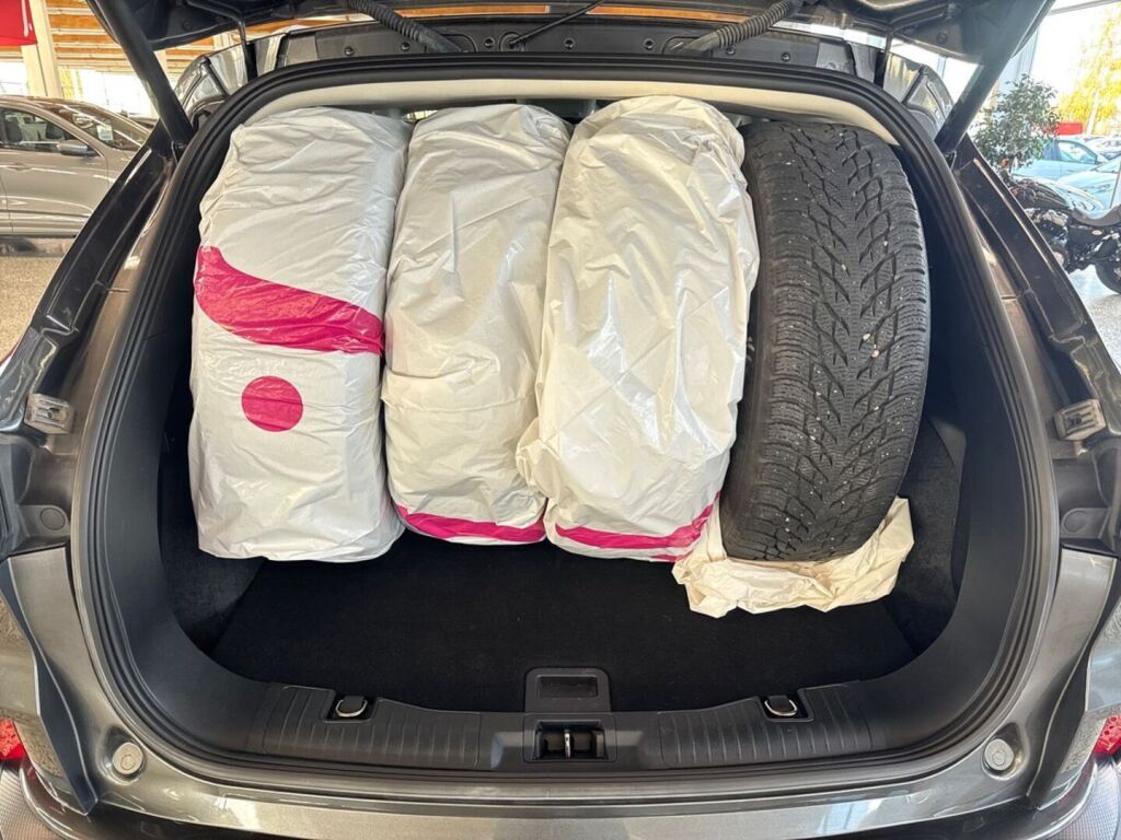 Ford Kuga 2021 Metallinhohto Harmaa