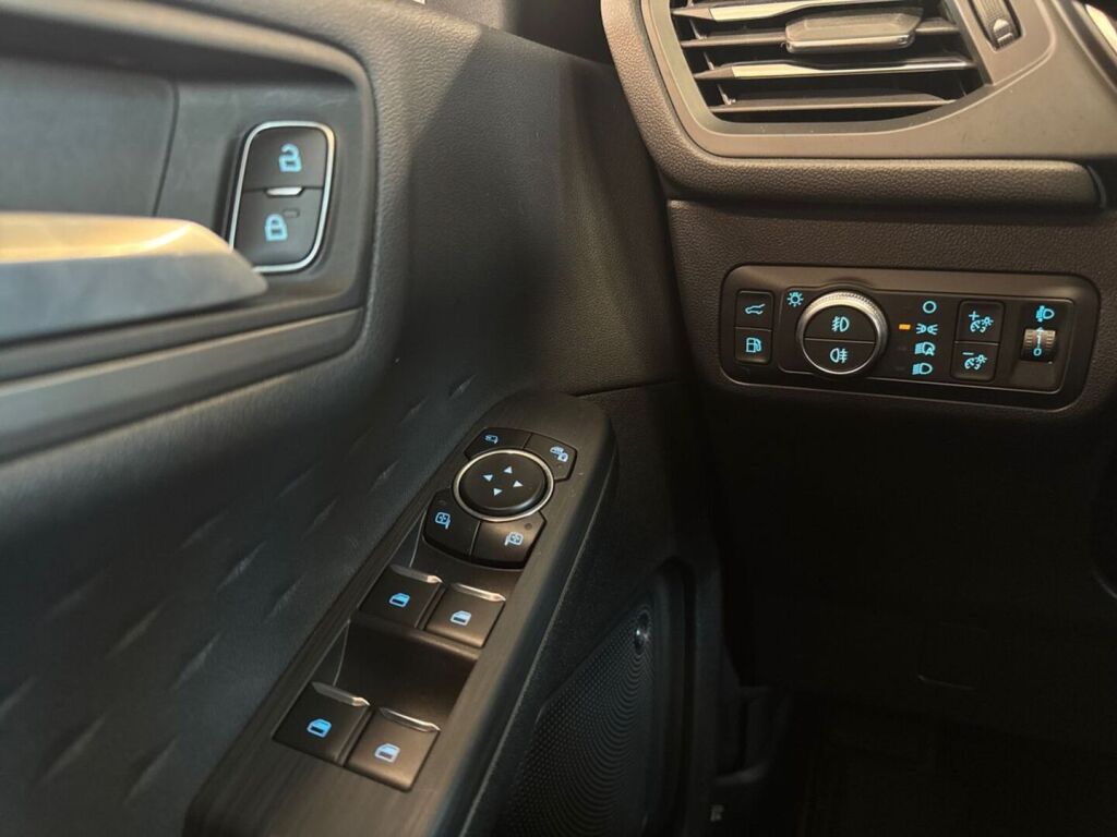 Ford Kuga 2021 Metallinhohto Harmaa