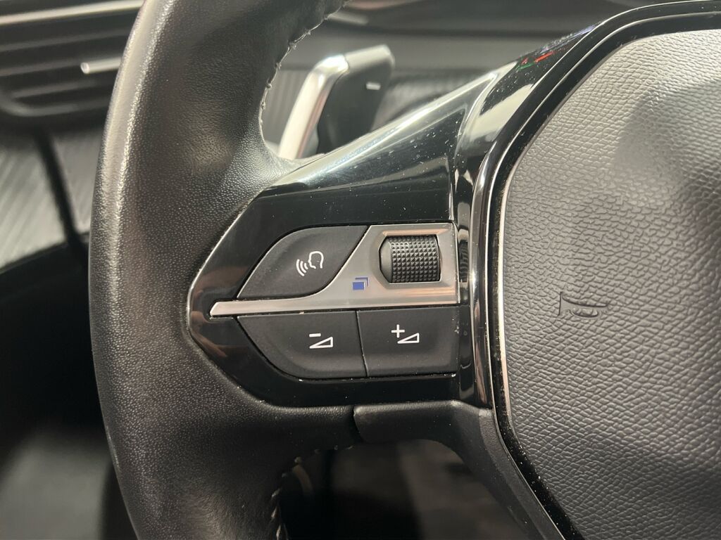 Peugeot 2008 2020 Punainen