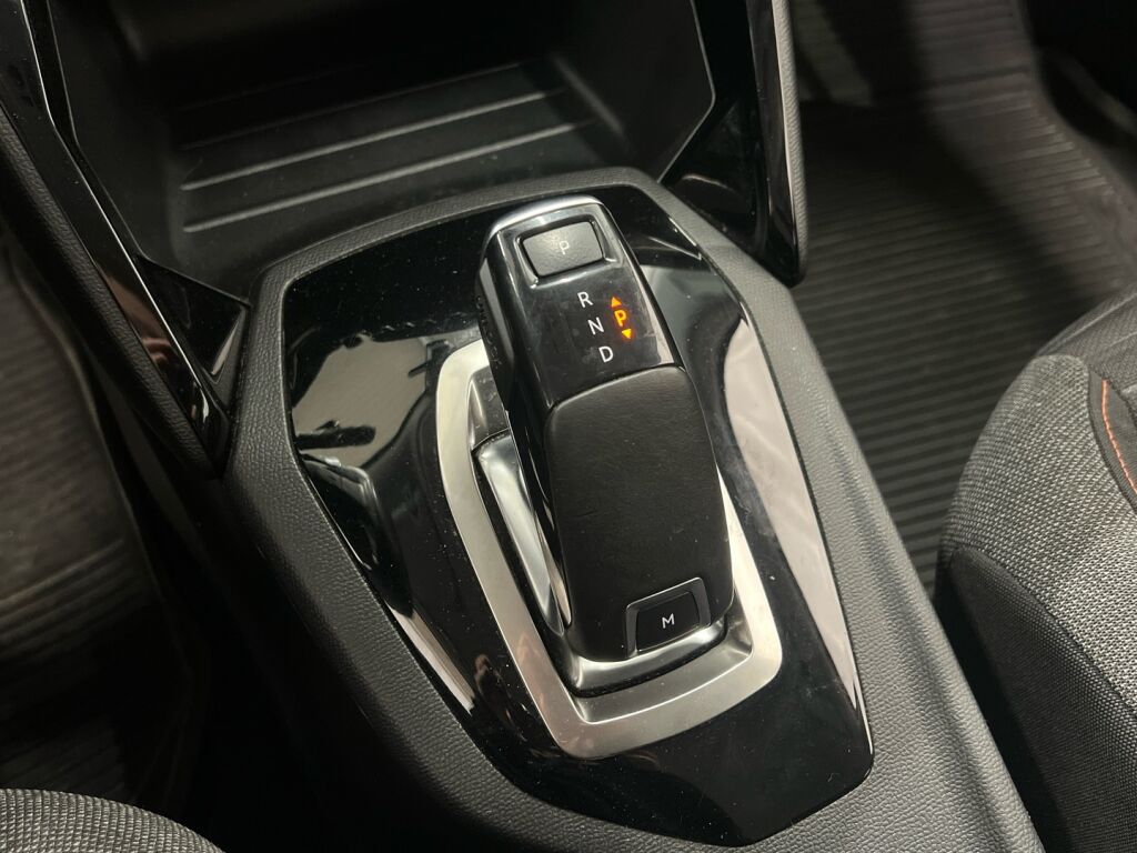 Peugeot 2008 2020 Punainen