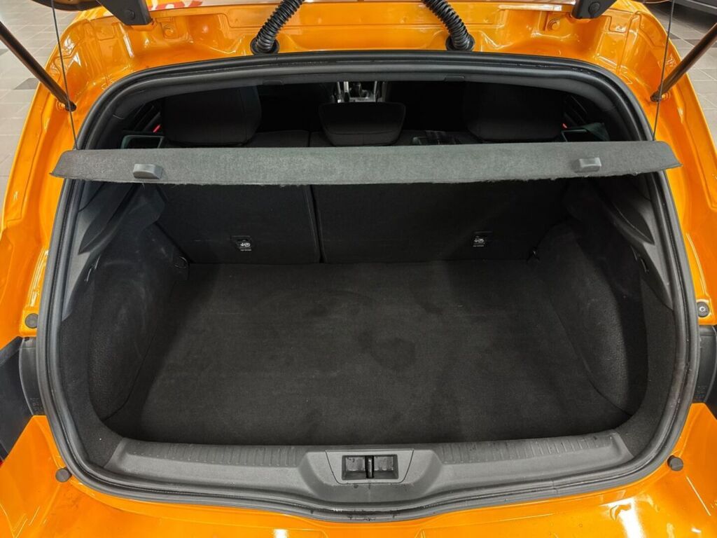 Renault Megane 2021 Oranssi