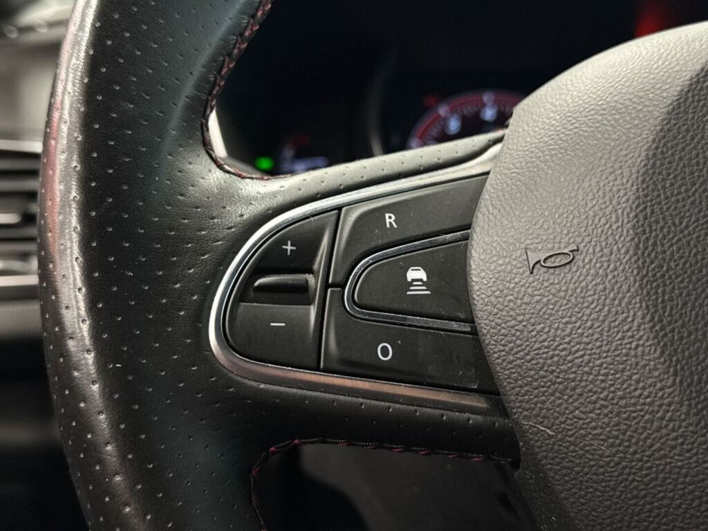 Renault Megane 2021 Oranssi