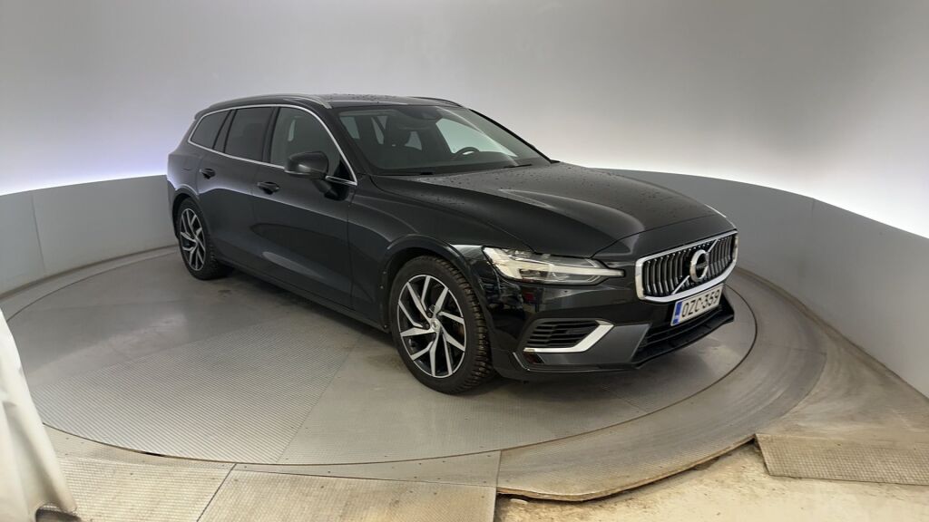 Volvo V60 2022 Musta