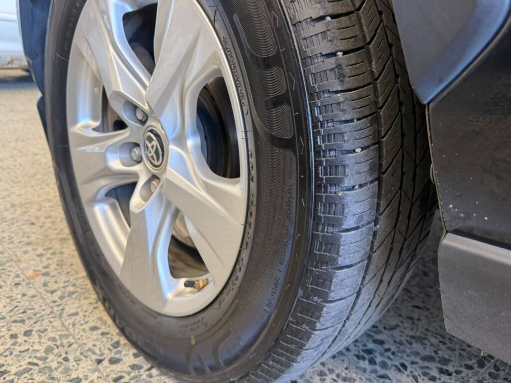 Toyota RAV4 2021 Musta