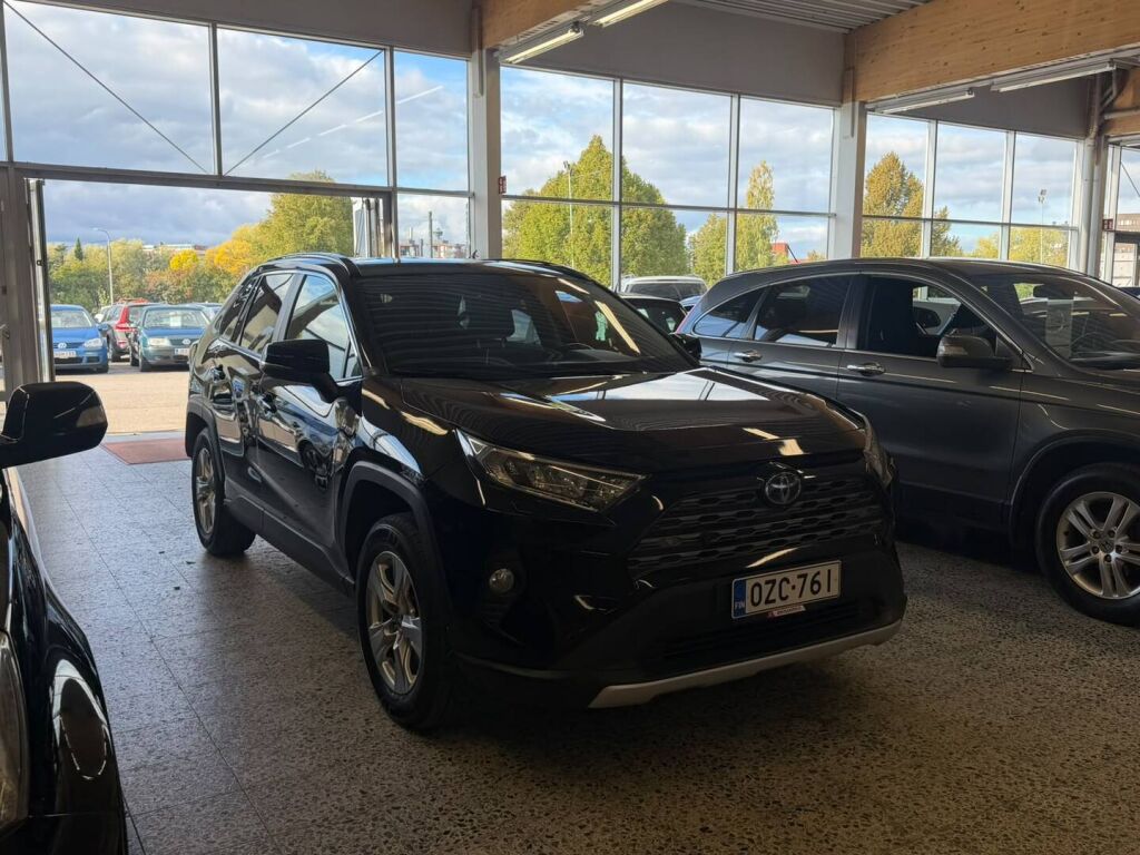 Toyota RAV4 2021 Musta