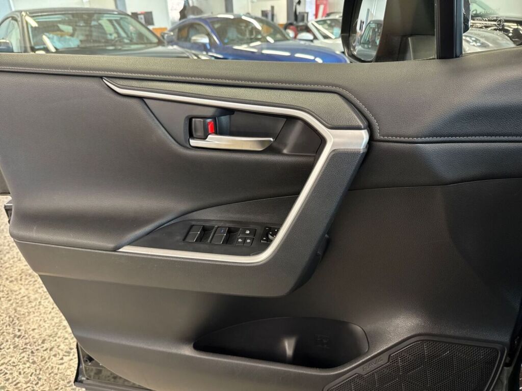 Toyota RAV4 2021 Musta