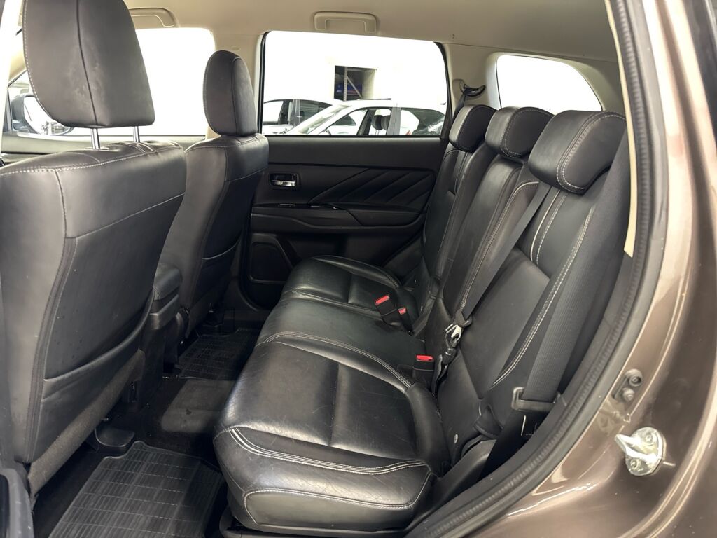 Mitsubishi Outlander 2016 Ruskea (beige)