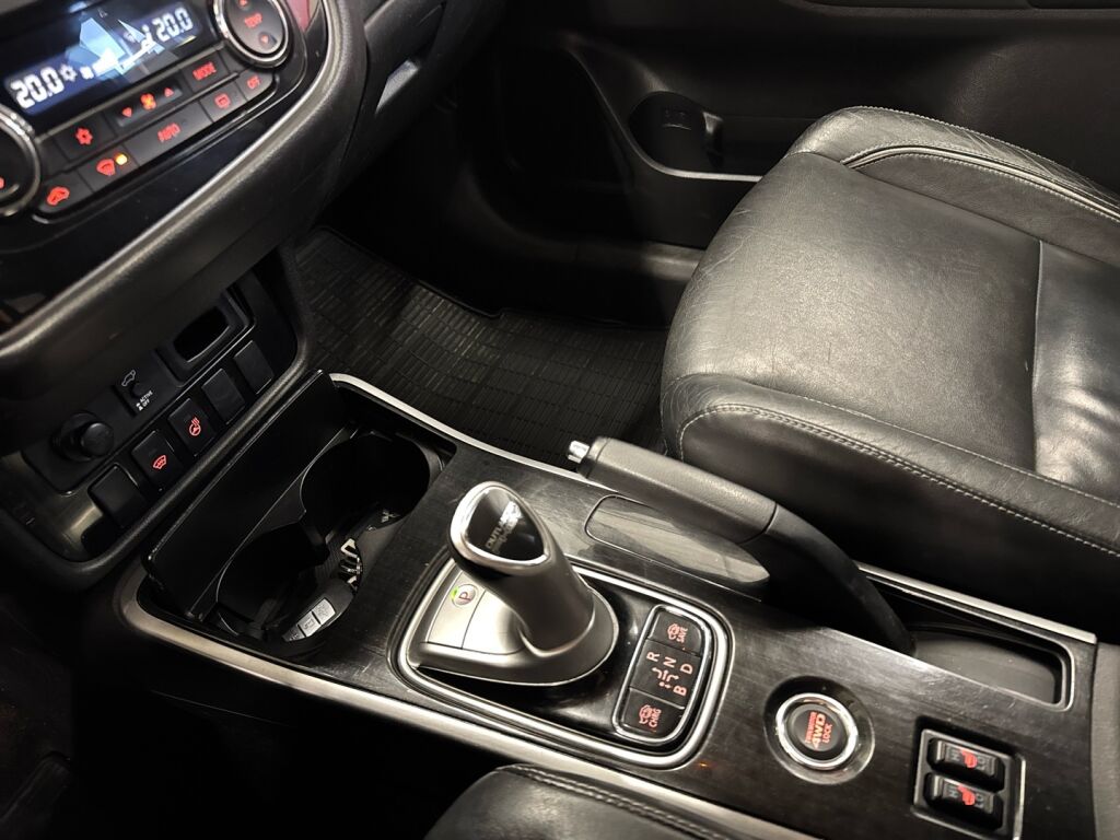 Mitsubishi Outlander 2016 Ruskea (beige)