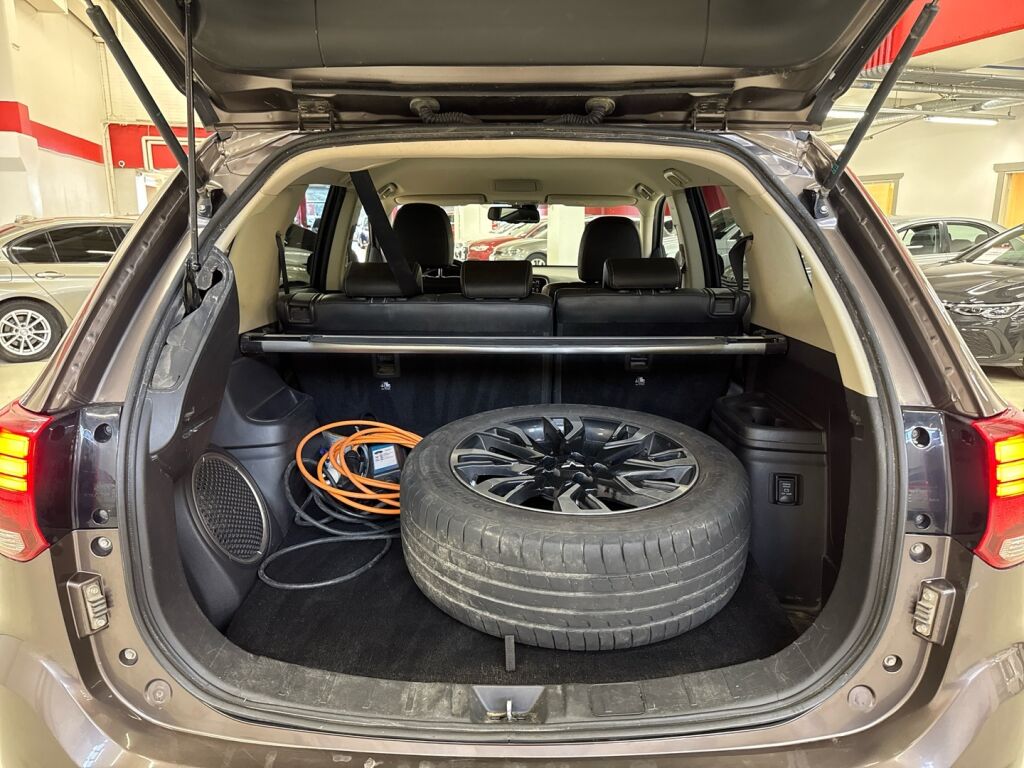 Mitsubishi Outlander 2016 Ruskea (beige)