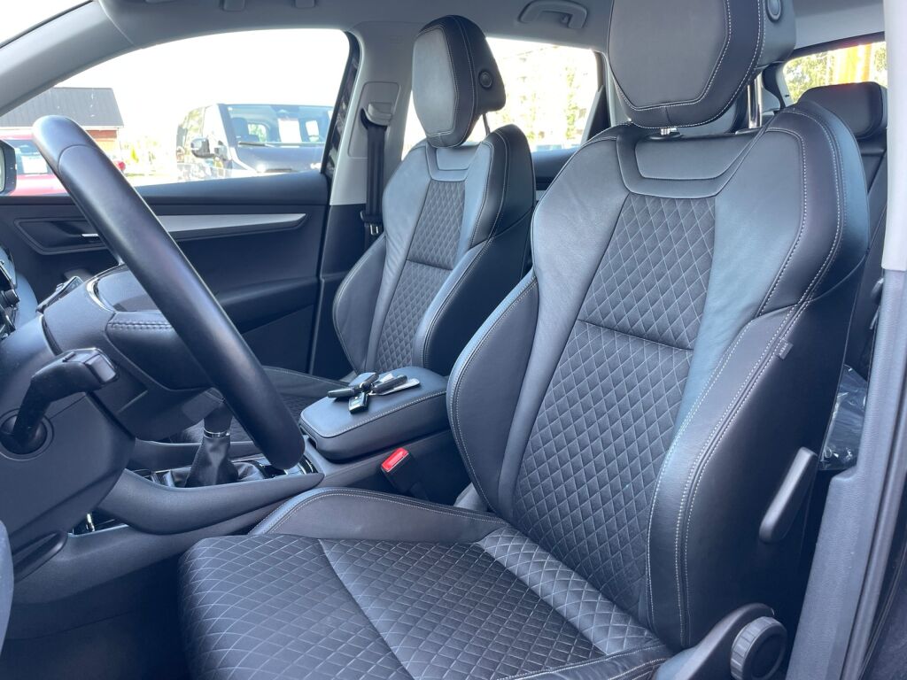 Skoda Karoq 2021 Musta