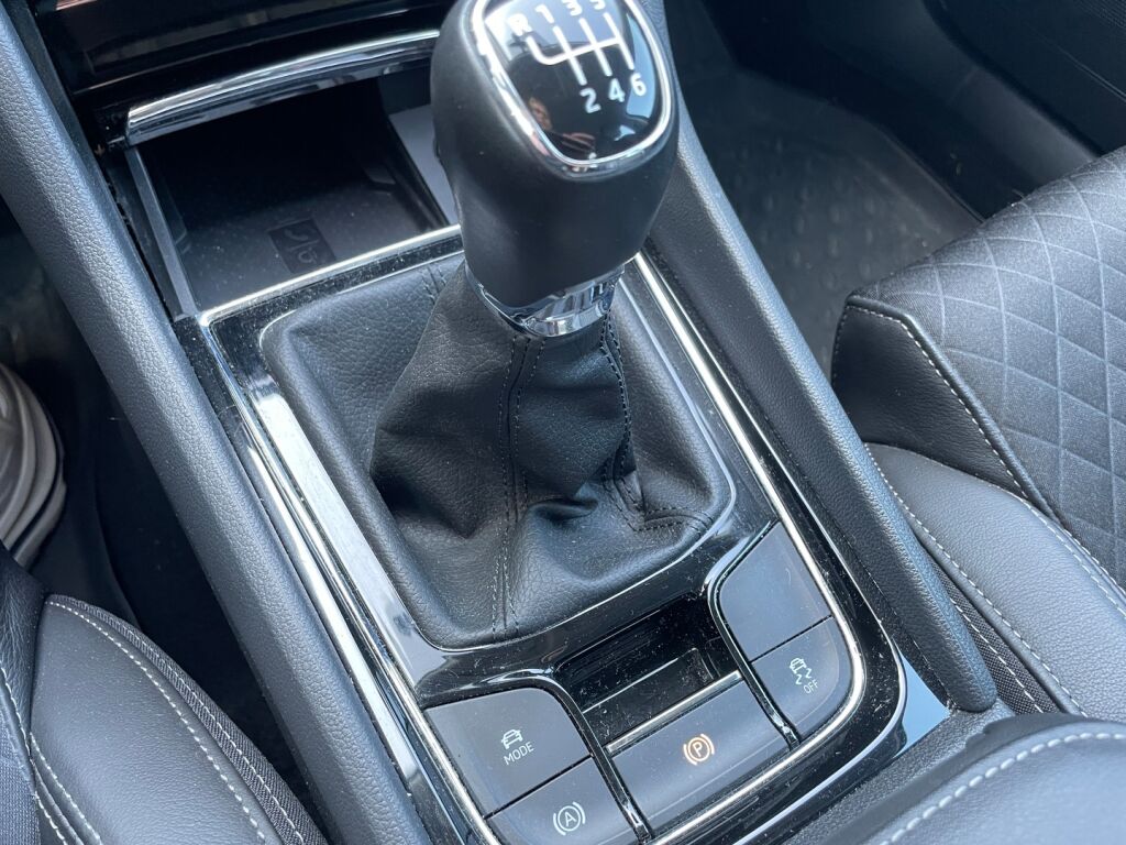 Skoda Karoq 2021 Musta