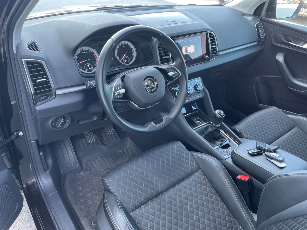 Skoda Karoq 2021 Musta