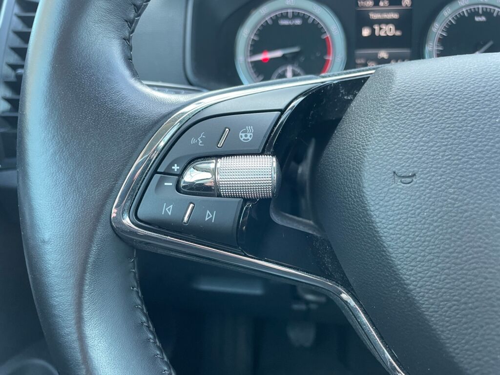 Skoda Karoq 2021 Musta