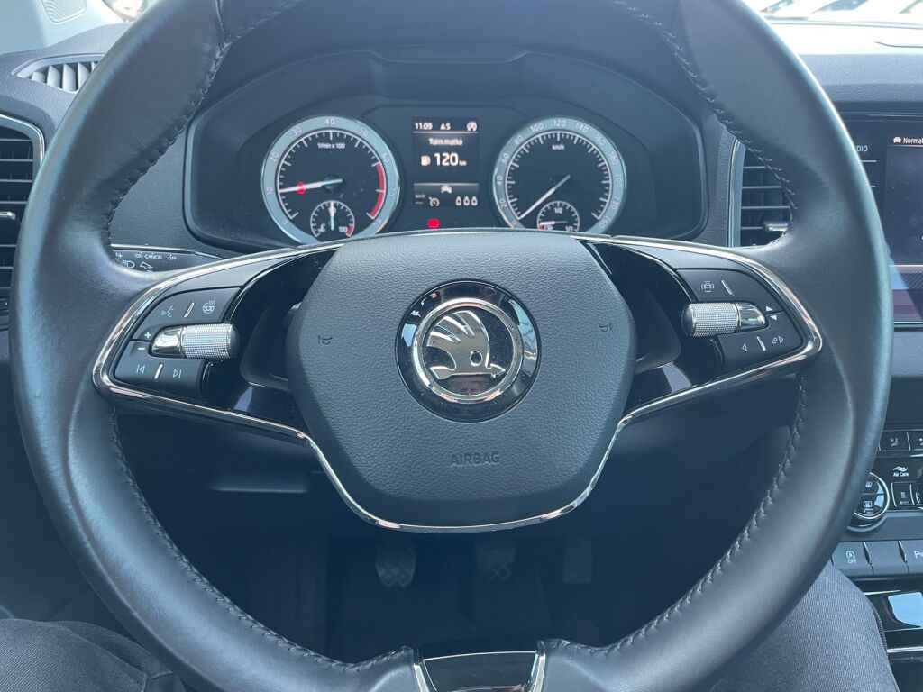 Skoda Karoq 2021 Musta
