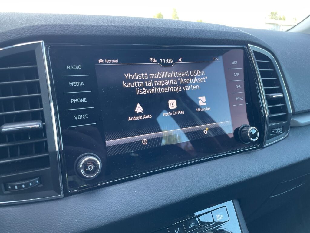 Skoda Karoq 2021 Musta