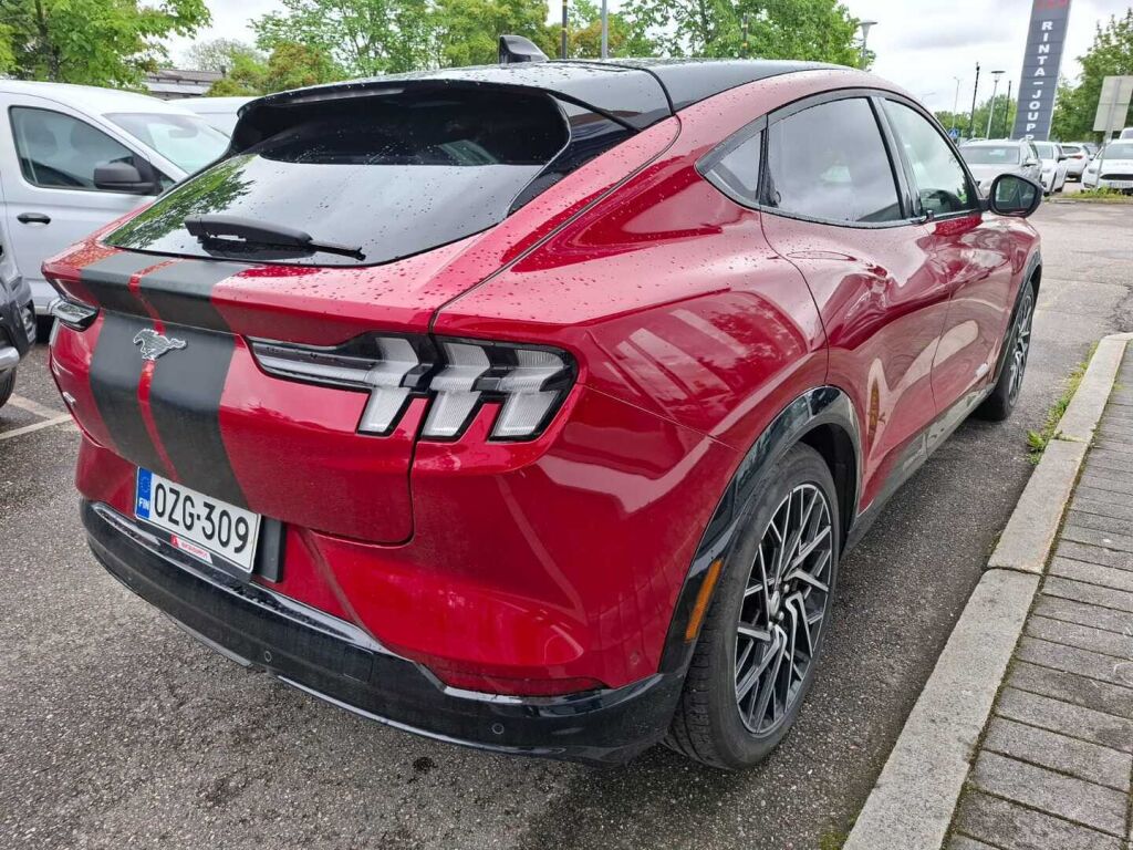 Ford Mustang Mach-E 2022 Punainen
